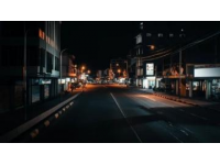 夜晚的街頭，曾經(jīng)的車水馬龍已不復(fù)存在，只剩下孤零零的路燈和寂靜的建筑