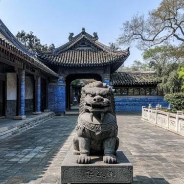 午后，才坐著大巴晃晃悠悠地來到了位于北京大峪山東麓的明十三陵之一的定陵,暖陽下