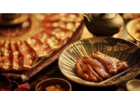 長(zhǎng)沙作為中國(guó)著名的美食之都，其飲食文化融合了歷史傳承與創(chuàng)新精神