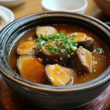 閩菜，又稱福建菜，是中國八大菜系之一，以其獨特的海鮮烹飪、湯品文化和酸甜口味而聞