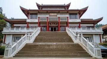 在南京博物院坐下來休息，我和女兒都走不動了，今天走了17000多步了