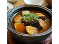 閩菜，又稱福建菜，是中國八大菜系之一，以其獨特的海鮮烹飪、湯品文化和酸甜口味而聞