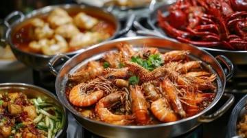 開封夜市是中國(guó)著名的美食聚集地，以其豐富多樣的小吃聞名