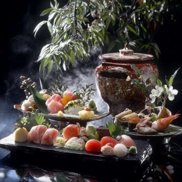 日本料理在聯(lián)合國(guó)認(rèn)定中領(lǐng)先于地中海料理，主要是因?yàn)槠錁?biāo)準(zhǔn)化和易行性，以及對(duì)健康長(zhǎng)壽的吹捧。