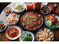 成都美食豐富多樣，既有麻辣鮮香的川菜，也有精致可口的小吃