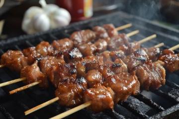 八種瘦肉經(jīng)典美味做法全揭秘：從鯽魚豆腐到烤肉串，一網(wǎng)打盡家庭聚餐必備！