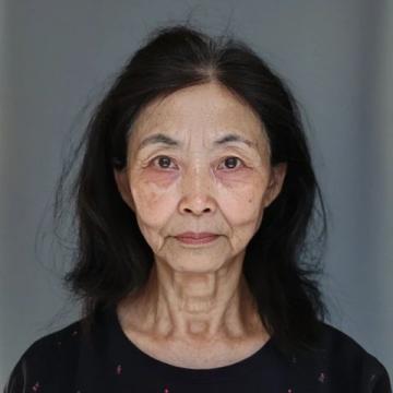 這位大媽已經(jīng)六十七歲，來(lái)自四川的成都，在我們附近美食城干服務(wù)員