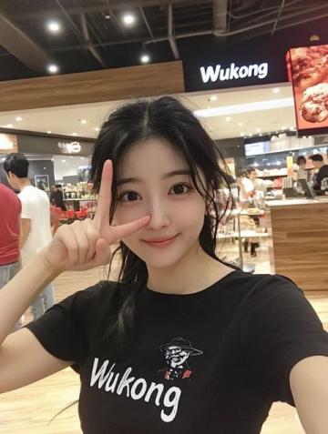 高圓圓佛山行：閨蜜相伴，松弛感穿搭迷倒眾人