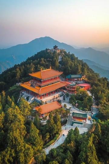 在中國(guó)的廣袤大地上，隱藏著許多人間仙境，其中之一就是位于湖北省十堰市的武當(dāng)山