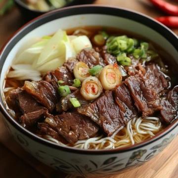 蘭州牛肉面，又稱蘭州拉面，是中國甘肅省蘭州市的傳統(tǒng)特色面食