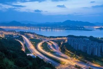 武漢作為一座兼具歷史底蘊(yùn)與現(xiàn)代活力的城市，擁有豐富的旅游資源