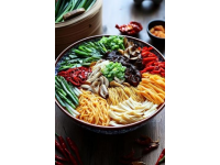 莆田紅菇鹵面是福建省莆田市的一道傳統(tǒng)美食，以其獨特的口感和豐富的營養(yǎng)而聞名