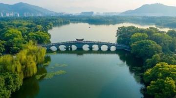 無(wú)錫是一座充滿江南水鄉(xiāng)風(fēng)情和歷史文化的城市，有太湖第一名勝黿頭渚、88米高的靈山