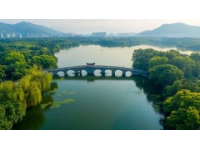 無錫是一座充滿江南水鄉(xiāng)風(fēng)情和歷史文化的城市，有太湖第一名勝黿頭渚、88米高的靈山