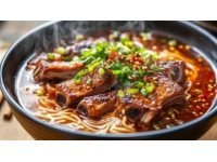 內(nèi)江牛肉面是四川省內(nèi)江市的特色傳統(tǒng)小吃，以其麻辣鮮香、