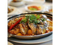 鹽城作為江蘇的魚米之鄉(xiāng)，其美食融合了江海特色與地方文化，既有傳統(tǒng)宴席的厚重