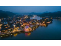 當(dāng)夜幕籠罩大地，龍?zhí)逗a頭瞬間化作歡樂的海洋,激昂的鼓聲響起之際