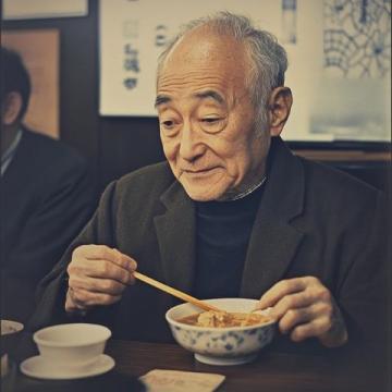 這個(gè)老頭經(jīng)常來我家蹭吃蹭喝，他就是我的老丈人，吃飯的時(shí)候總是不上桌