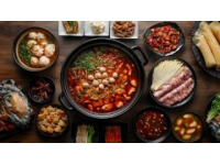 黑龍江省的美食種類豐富，既有傳統(tǒng)的東北菜系，又融合了俄羅斯等異域風(fēng)味
