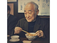 這個(gè)老頭經(jīng)常來我家蹭吃蹭喝，他就是我的老丈人，吃飯的時(shí)候總是不上桌