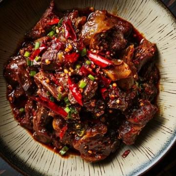 探索中國羊肉美食：草原烤全羊到新疆串串香