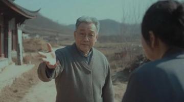 內(nèi)蒙古83歲母親15年風(fēng)雨無(wú)阻為56歲工地兒子送飯、包餃子與白酒相伴的深沉母愛(ài)