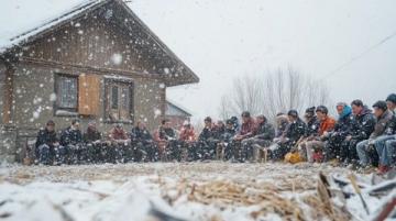 女子去陜西吃酒席，感嘆真佩服陜西人，外面下暴雪零下3度，還是堅持8個涼