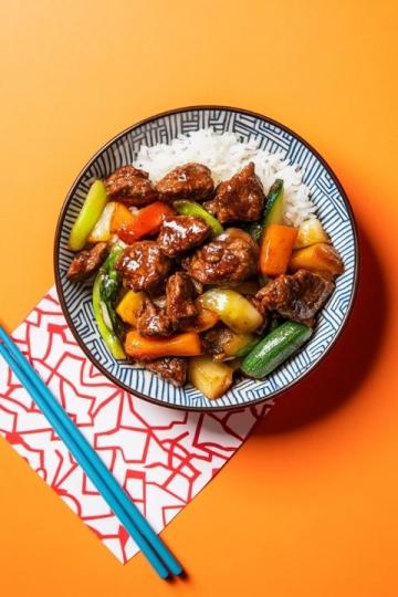 爆炒牛肉配米飯，鮮香辣味挑戰(zhàn)你的舌尖！