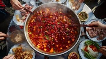 五道地道的重慶美食體驗：火鍋、小面、酸辣粉、黔江雞雜與老蔭茶涼蝦的麻辣盛宴