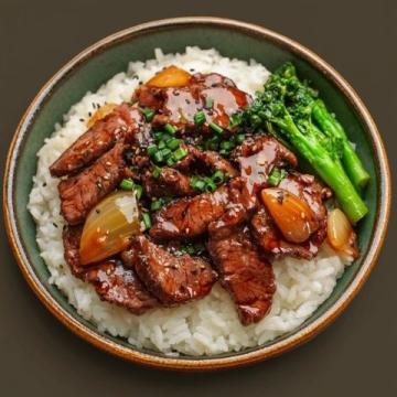 爆炒牛肉配米飯，鮮香辣味挑戰(zhàn)你的舌尖！