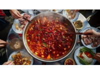 五道地道的重慶美食體驗：火鍋、小面、酸辣粉、黔江雞雜與老蔭茶涼蝦的麻辣盛宴