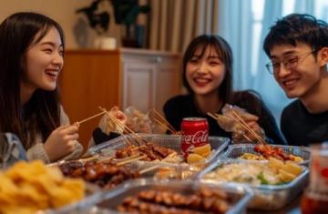 牛群搶食露營(yíng)美食，吳女士樂觀應(yīng)對(duì)引熱議