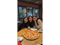 黑人留學(xué)生重慶偶遇熱情女大學(xué)生，共品冰湯圓暢談校園情誼