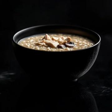 潮汕砂鍋粥以鮮香綿滑、米粒分明著稱，注重食材新鮮和火候掌控
