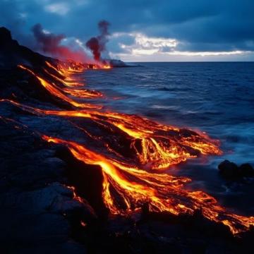 夏威夷大島，別名火山島，是夏威夷群島中最大的島嶼，以其壯觀的火山景觀而聞名