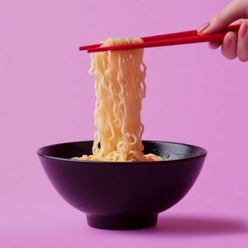 細(xì)而筋道的面條，酸辣甜味獨(dú)特，越吃越上癮