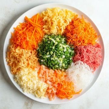 魚生是廣東地區(qū)（尤其是順德、潮汕等地）的一道傳統(tǒng)美食，以新鮮生魚片為主料