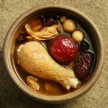 東北經(jīng)典美食：遼寧小雞燉蘑菇的鮮香傳奇