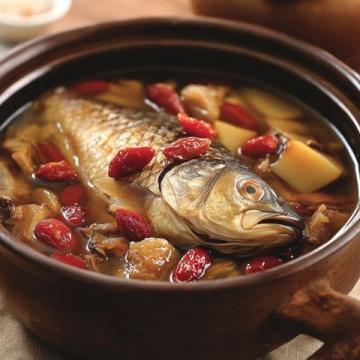 新鮮大魚煮成紅燒魚，尤其亮眼的眼睛證明了魚的新鮮度