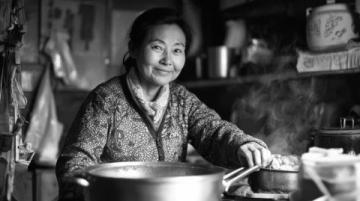 老撾鄉(xiāng)村端午節(jié)：中國女婿帶媳婦與丈母娘共慶傳統(tǒng)美食盛宴