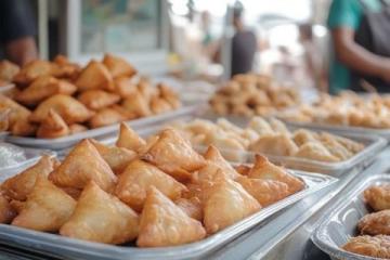 年輕人的地?cái)傂〕院眠€是老一輩更鮮味？