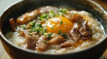 潮汕砂鍋粥是廣東潮汕地區(qū)的傳統(tǒng)美食，以鮮香濃郁、米粒分明、配料豐富而聞名
