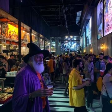 格林威治城旁小山羊拌面館人氣爆棚，門外車流不絕人流如織