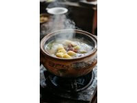 羊肉泡饃，作為陜西極具代表性的傳統(tǒng)美食，蘊(yùn)含著深厚的歷史文化內(nèi)涵
