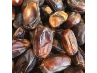 大家注意看，把紅棗倒進滾燙的開水中，出鍋就是一道特色美食，很多人都沒有吃過