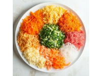魚(yú)生是廣東地區(qū)（尤其是順德、潮汕等地）的一道傳統(tǒng)美食，以新鮮生魚(yú)片為主料