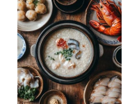 潮汕砂鍋粥是廣東潮汕地區(qū)的傳統(tǒng)美食，以鮮香濃郁、米粒分明、配料豐富而聞名