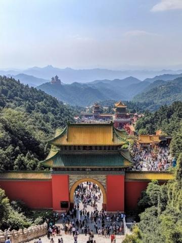 小楊知道200米外就是順峰山和寶林寺，準(zhǔn)備去五一玩兒。