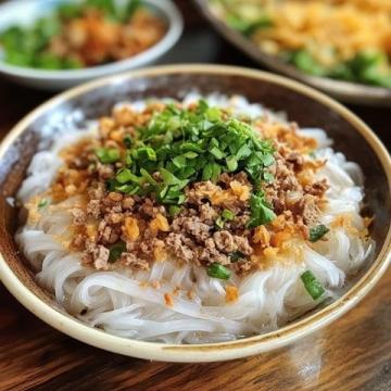 昆明特色小吃：鮮香酸辣的小鍋米線風(fēng)味獨特