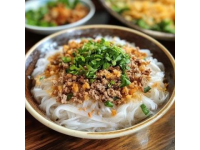 昆明特色小吃：鮮香酸辣的小鍋米線風(fēng)味獨特